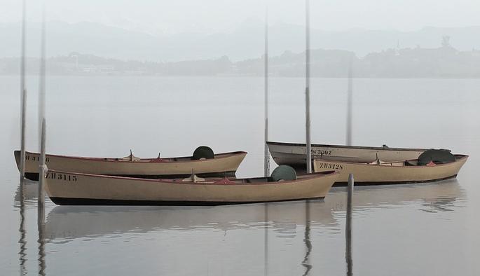 Artikelbild zu "Dasselbe und das gleiche Boot" auf dauleben.de. Das Bild zeigt drei gleiche Boote.